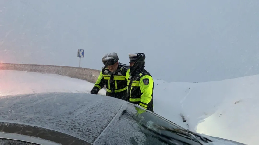 救助因降雪天氣被困車輛。甘孜公安供圖