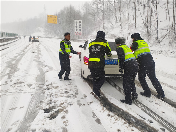 民警正在幫助過(guò)往車(chē)輛脫困。四川省公安廳供圖