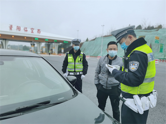 交警正在一線執(zhí)勤。臨空公安分局供圖