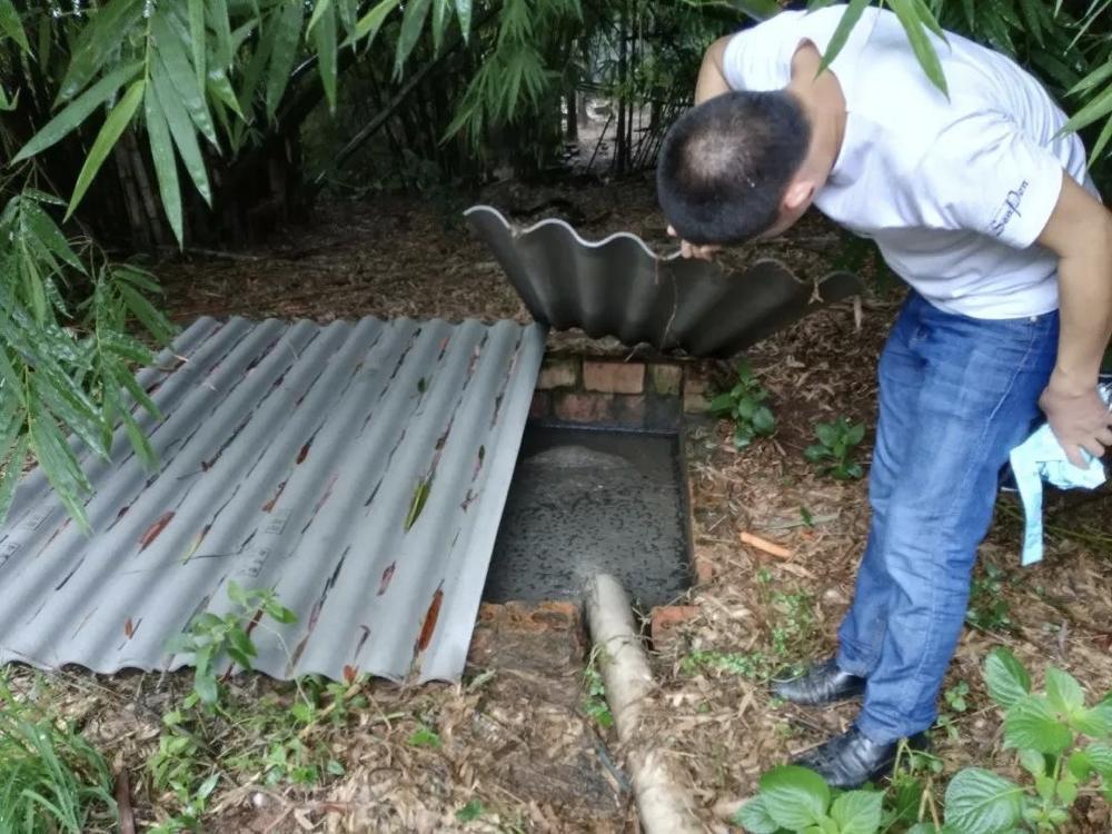 在檢查養(yǎng)殖場糞污處理設(shè)施的劉星。樂山市生態(tài)環(huán)境局供圖