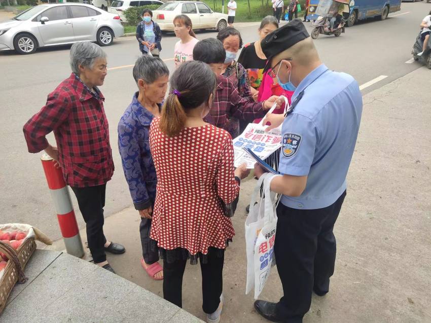 戶外宣傳。成都市公安局天府新區(qū)分局供圖