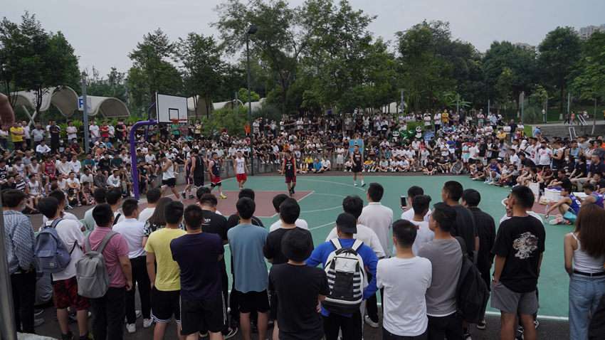 大源中央公園籃球場。夜幕大源供圖