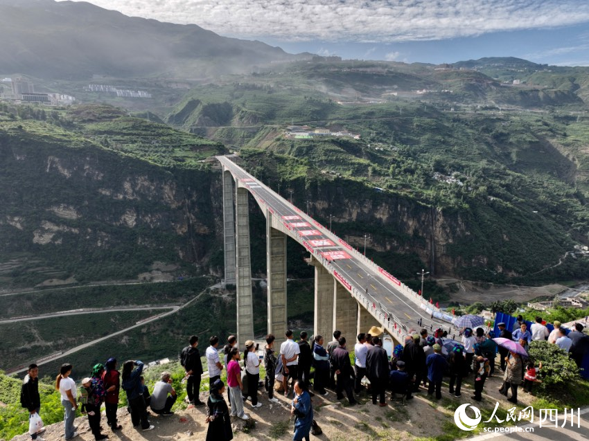 2022年6月30日，“世界第一高墩”金陽河三峽連心橋正式通車，將進(jìn)一步助推“金沙瑤池”金陽發(fā)展。王云攝