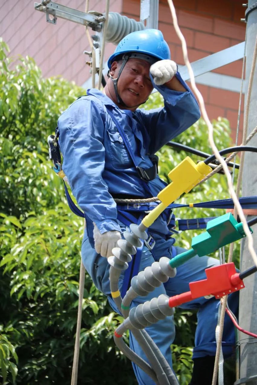 成都多日最高氣溫達到40度以上，圖為揮汗如雨的電力工人。國網電力供圖