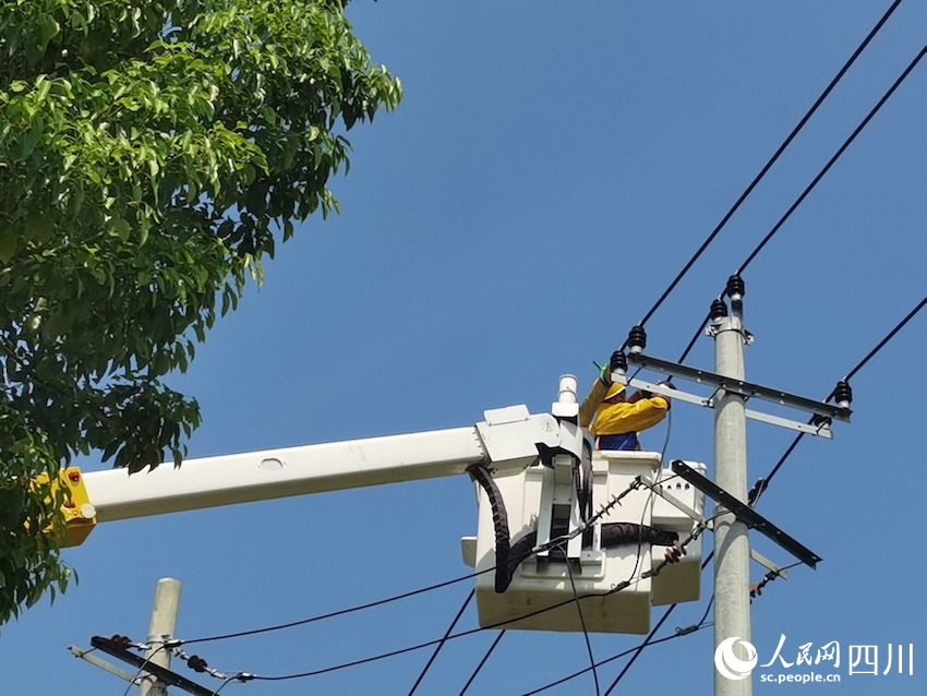 唐祿軍正在進行高空帶電作業(yè)。人民網(wǎng) 郭瑩攝