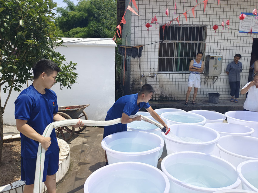 南充市消防員為群眾送水。南充市消防救援支隊供圖