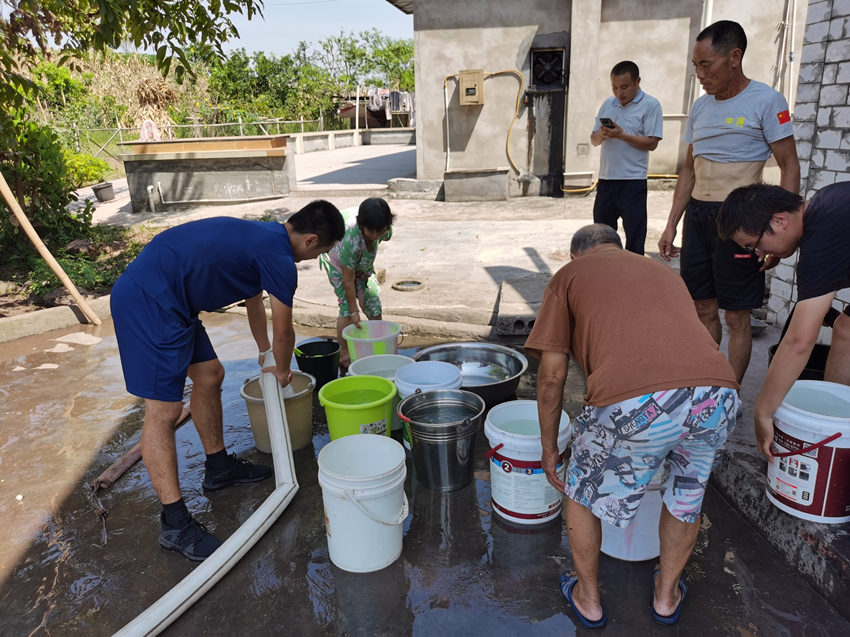 自貢市消防員向缺水群眾送水。自貢市消防救援支隊(duì)供圖