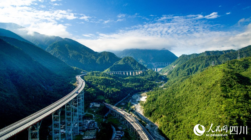 冕寧交通便利，圖為雅西高速栗子坪干海子大橋。趙亮攝