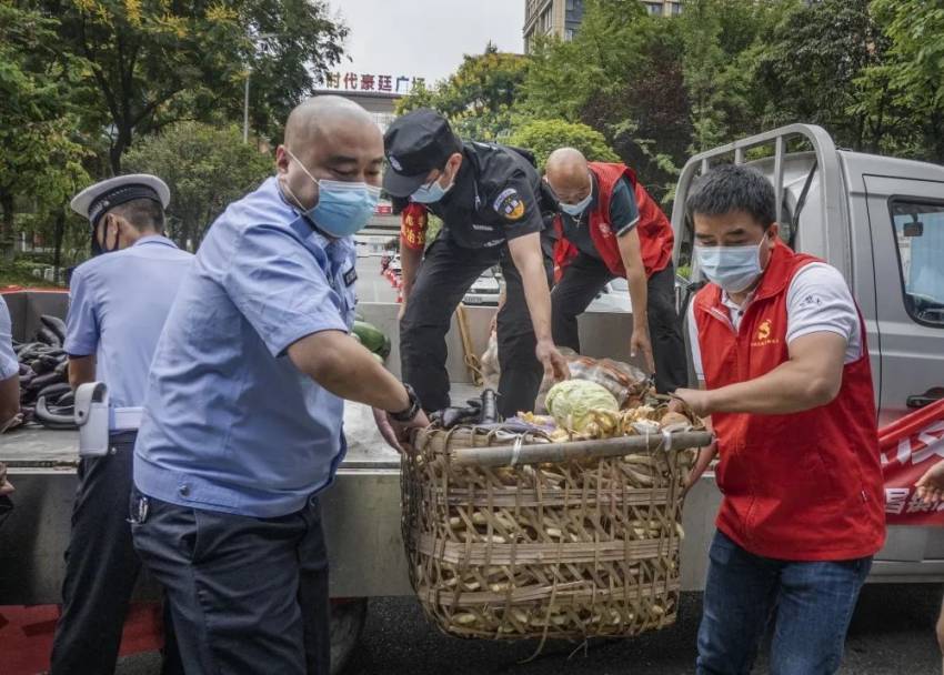 協(xié)助志愿者搬運(yùn)物資。成都市公安局郫都區(qū)分局供圖