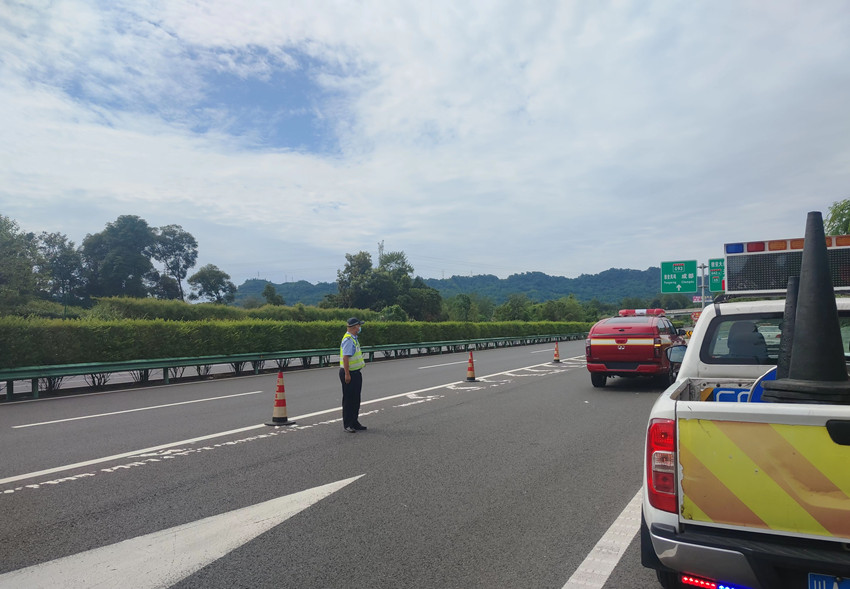 在高速路上執(zhí)勤的交警。四川省交警總隊(duì)供圖