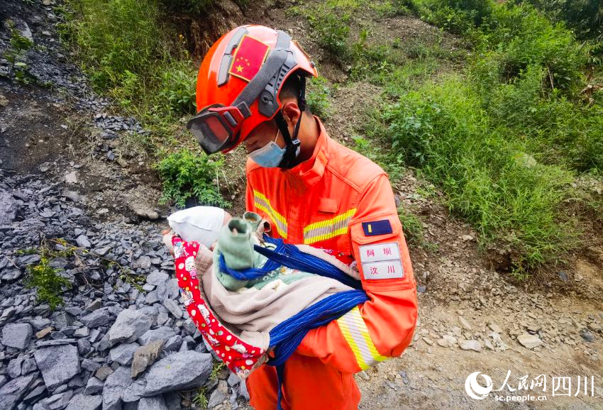 寶寶安靜地躺在森林消防員張自立懷里。彭科攝