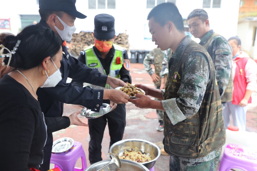 民警為救援戰(zhàn)士盛飯。甘孜公安供圖