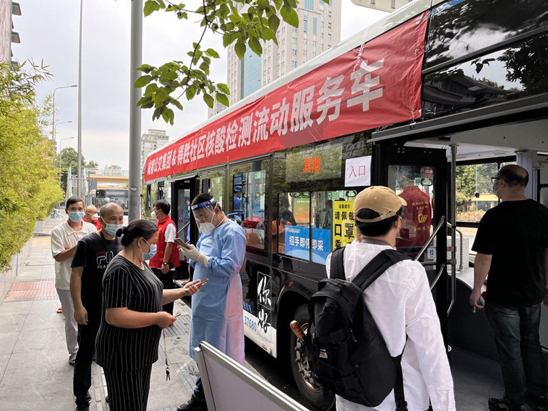 核酸檢測流動服務車載送核酸采樣員開展“流動式”“掃街式”核酸檢測服務。成都市國資委供圖