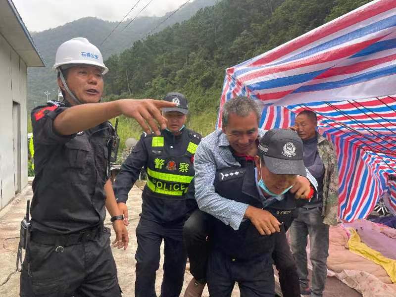 救災(zāi)工作中的羅曉峰。四川省公安廳供圖