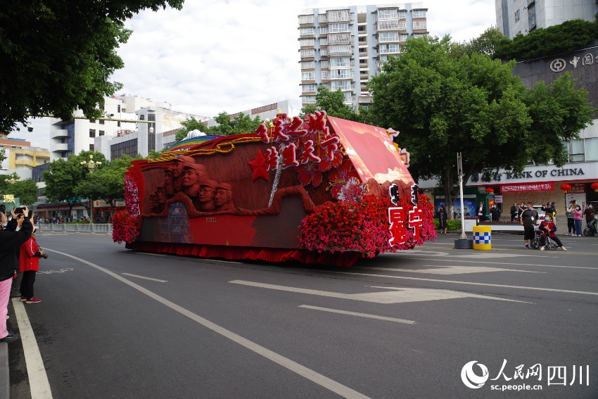 花車巡游現(xiàn)場。宋明攝