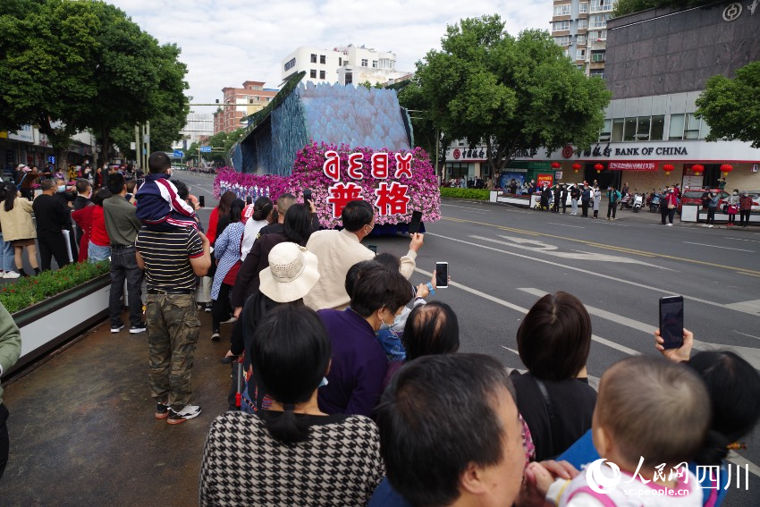 花車巡游現(xiàn)場。宋明攝