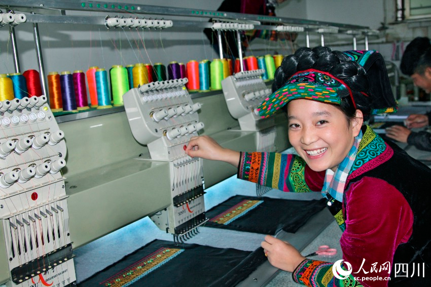 甘洛縣一家刺繡生產(chǎn)車間內(nèi)，工人在制作彝族刺繡。古道倫攝