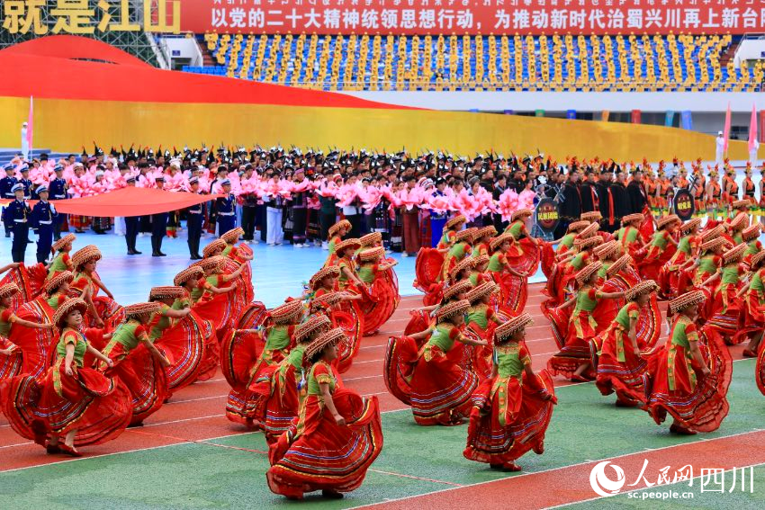 慶祝涼山彝族自治州成立70周年文藝演出現(xiàn)場。人民網(wǎng) 朱虹攝