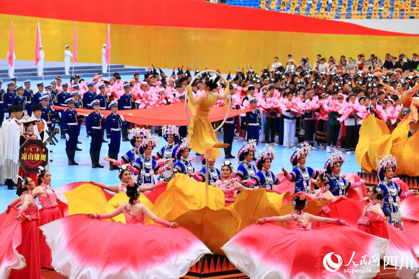 慶祝涼山彝族自治州成立70周年文藝演出現(xiàn)場(chǎng)。人民網(wǎng) 朱虹攝