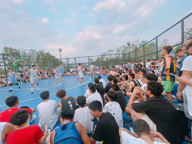 市民在鳳凰山體育公園全民健身中心運動。鳳凰山體育公園供圖