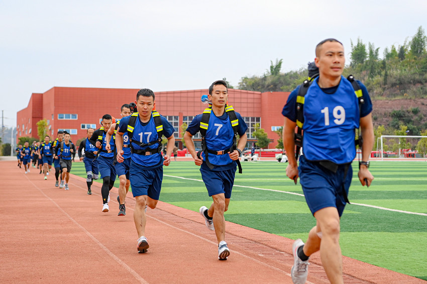 資陽消防執(zhí)勤崗位練兵比武，背負(fù)空氣呼吸器5000米跑。四川省消防救援總隊(duì)供圖