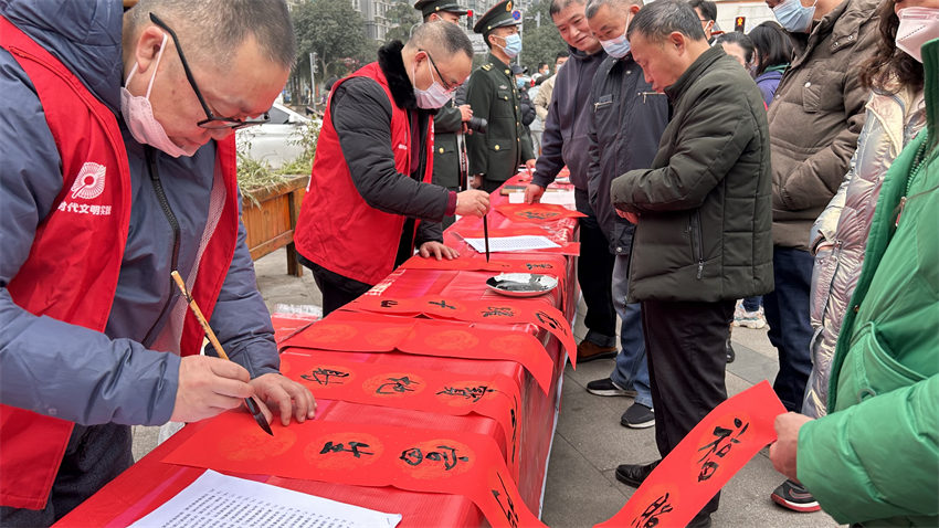 書法家們揮毫?xí)鴮懘郝?lián)。成華區(qū)文化體育和旅游局供圖