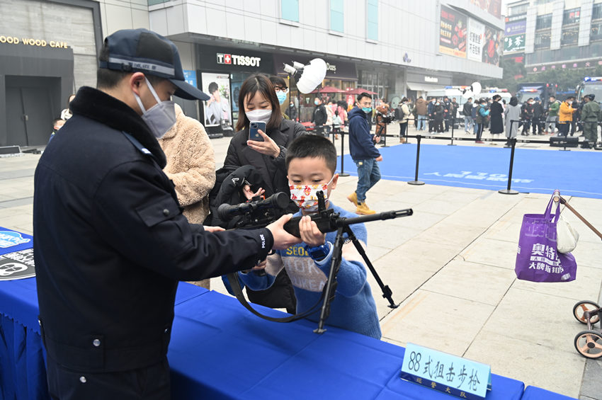 小朋友正在參觀警用槍械。成都市公安局金牛區(qū)分局供圖