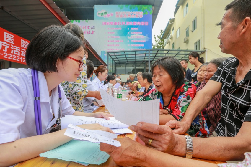 資料圖：2021年，遂寧市船山區(qū)組織巡回醫(yī)療組到鄉(xiāng)鎮(zhèn)。李四海攝