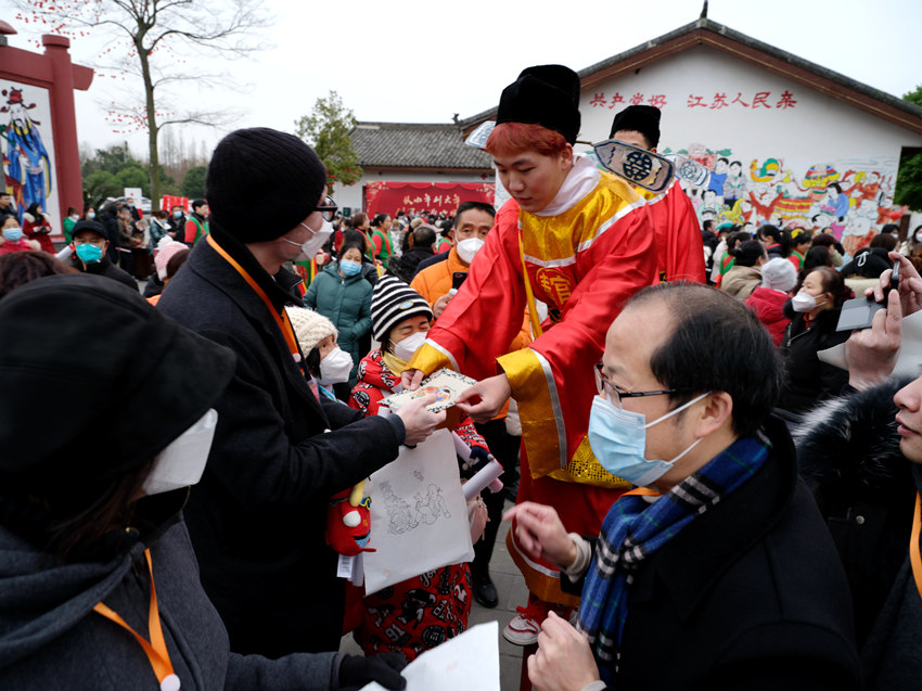 四川綿竹年畫節(jié)村民鬧新春互動。綿竹市委宣傳部供圖