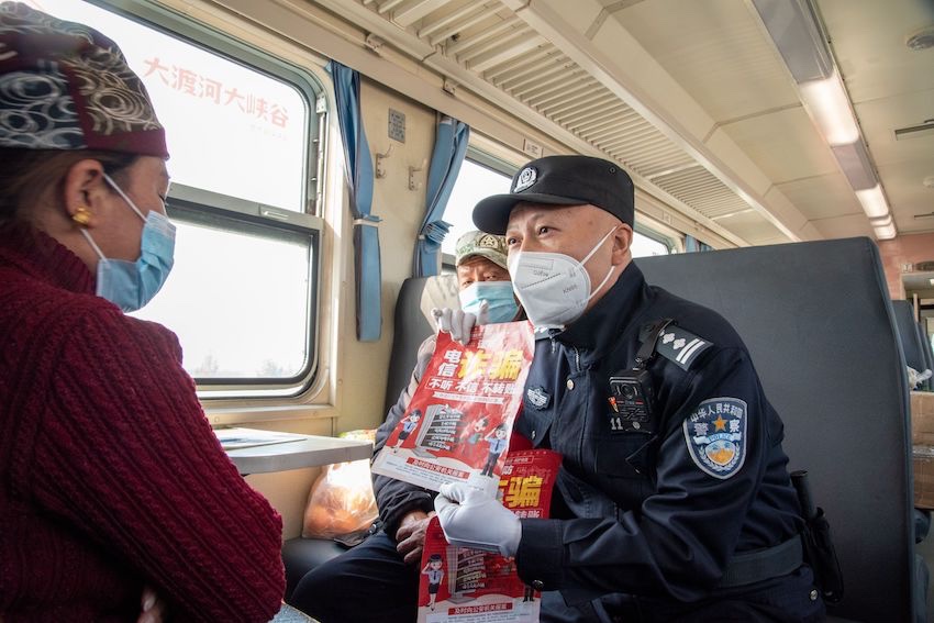 警務人員向旅客進行法制宣傳。成都鐵路供圖