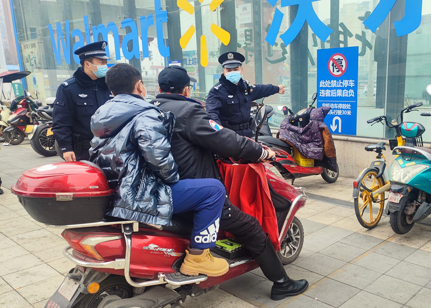 正在執(zhí)勤的社區(qū)民警熊村輝、輔警楊波。成都市金牛區(qū)公安分局供圖