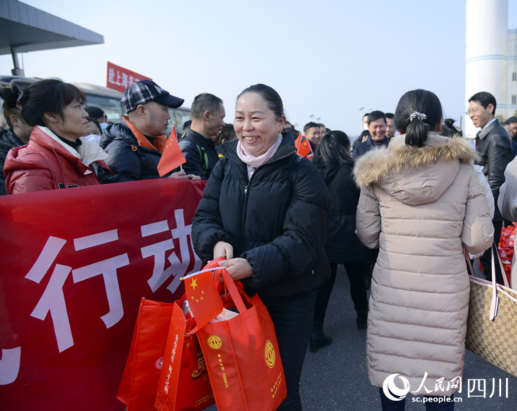 為每位遠(yuǎn)行的老鄉(xiāng)送上新年禮包。李霞攝