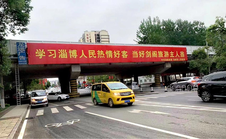 忙碌的擺渡車。劍閣縣融媒體中心供圖