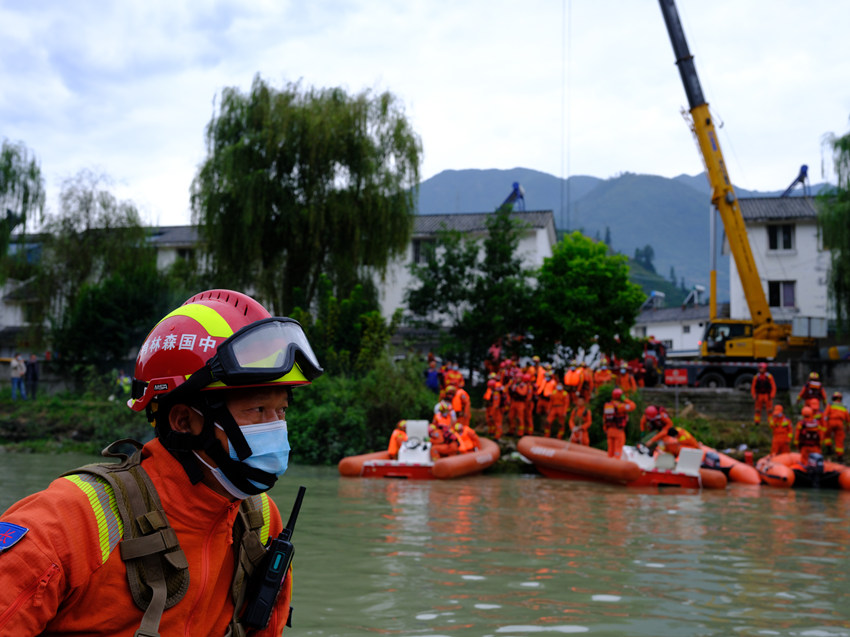 高吉永和戰(zhàn)友們在瀘定抗震救災(zāi)。四川省森林消防總隊(duì)