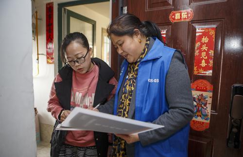 2月4日，錦城社區(qū)玲瓏郡小區(qū)志愿者服務(wù)隊隊長、微網(wǎng)格員鄭成英向小區(qū)居民收集信息