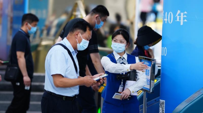 圖為成都地鐵杜家碾站組織球迷、乘客有序通行。成都軌道集團(tuán)供圖