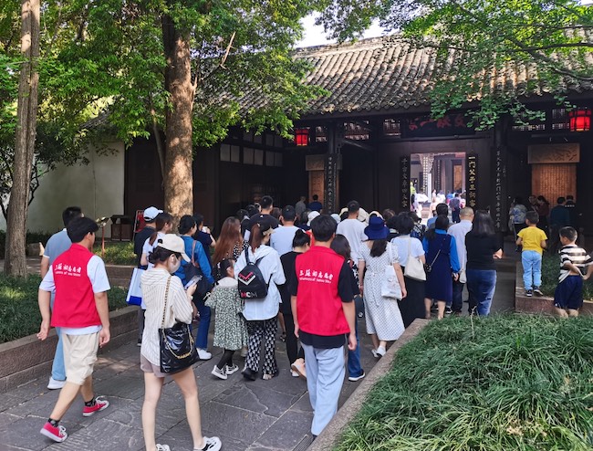 游客游覽眉山三蘇祠。四川省文旅廳供圖