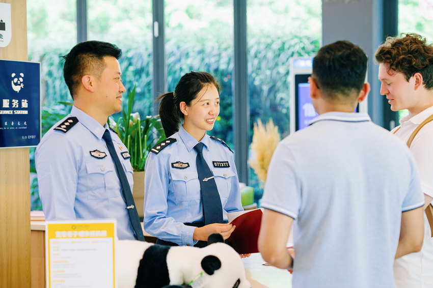 出入境民警在寬窄巷子城市候機(jī)樓服務(wù)外國(guó)游客。成都公安供圖