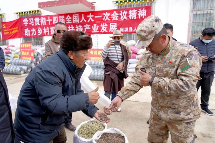 軍民親切交流。阿壩州委宣傳部供圖