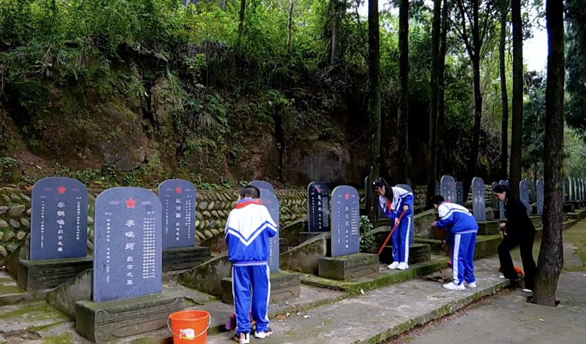 馮煉帶領學生為烈士掃墓。四川省軍區(qū)供圖