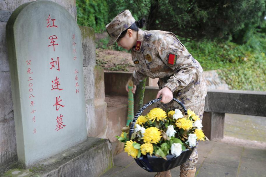 馮煉為“劉連長”獻花籃。四川省軍區(qū)供圖