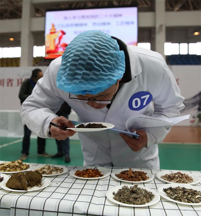 參賽選手通過看摸聞嘗識別中藥飲片。四川省中醫(yī)藥管理局供圖