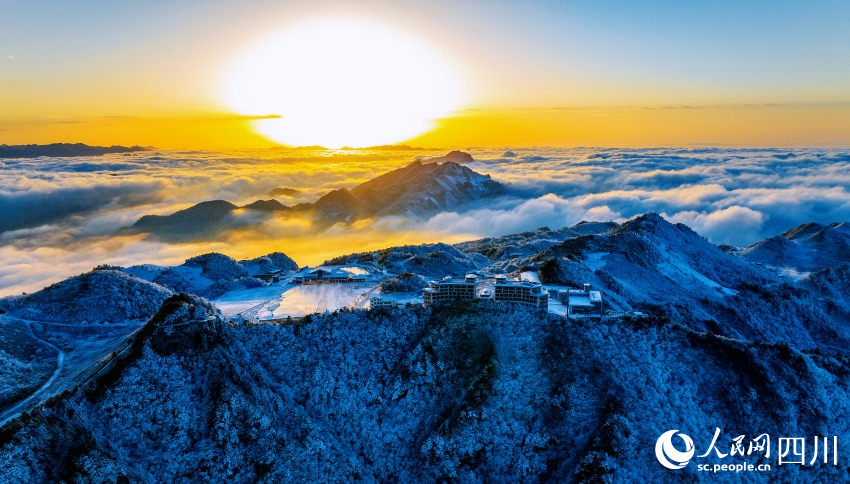 云海與夕陽交相輝映，美如畫的四川巴山大峽谷。王利攝