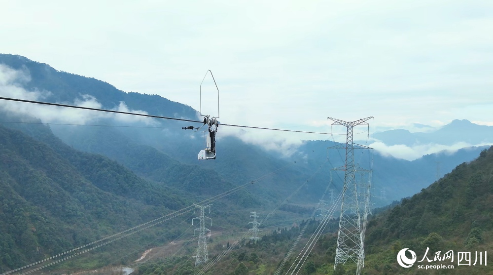 國網(wǎng)四川電力作業(yè)人員操控運(yùn)載無人機(jī)。丁盛杰攝