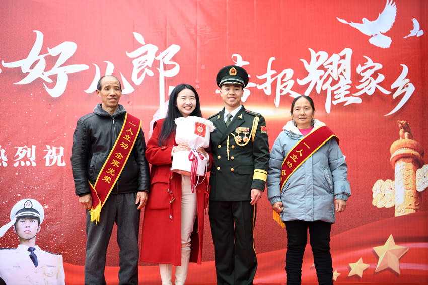 甘建超求婚成功。廣安市退役軍人事務局供圖