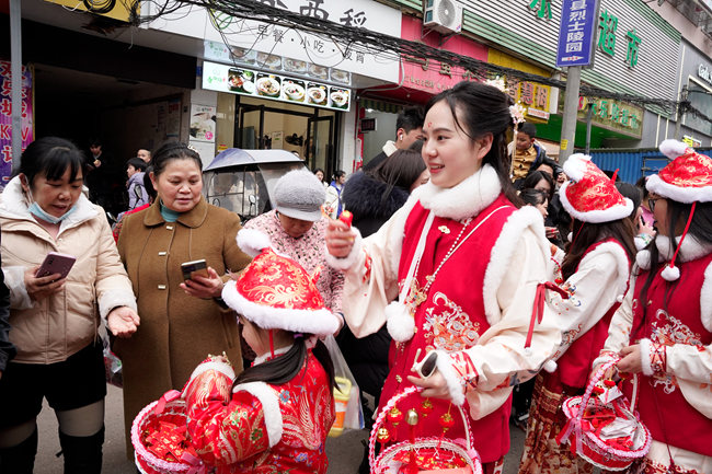 遂寧市蓬溪縣蓬南鎮(zhèn)第二屆新春民俗大巡游活動。聶艷萍攝