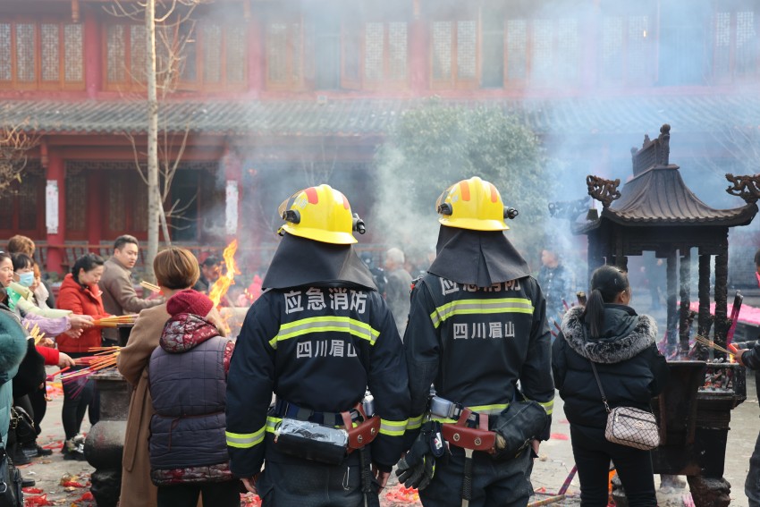 眉山市消防救援支隊消防員在丹棱縣龍鵠寺燒香處執(zhí)勤值守。四川消防救援總隊供圖