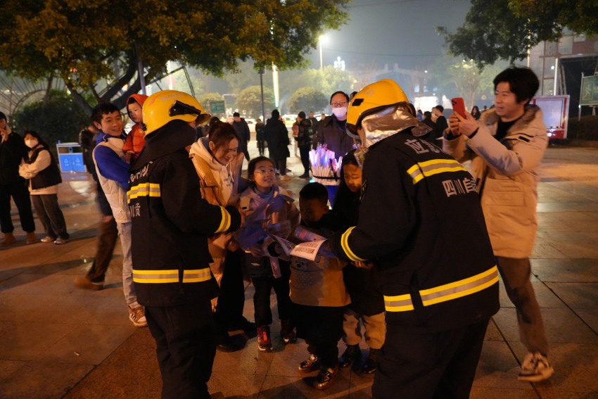 自貢市消防救援支隊(duì)消防員向前往寺廟燒香的群眾發(fā)放消防安全傳單。四川消防救援總隊(duì)供圖