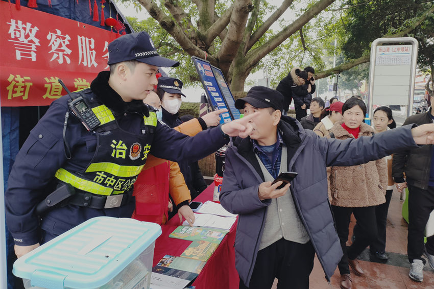 “警察服務(wù)崗”執(zhí)勤民警為群眾服務(wù)。樂山公安供圖