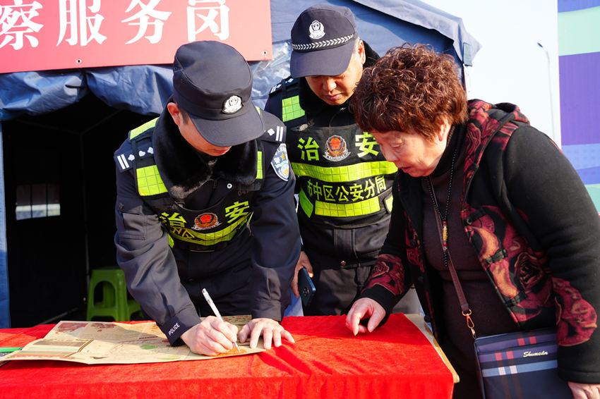 “警察服務(wù)崗”執(zhí)勤民警為群眾服務(wù)。樂山公安供圖